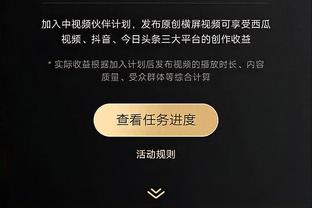 超有爱！拉塞尔赛后为一名小娃娃签名